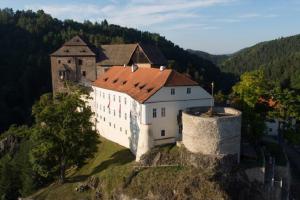 Hrad Bečov skrývá románský relikviář svatého Maura