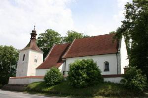 Kostel sv. Petra a Pavla v Obratani je původem raně gotický