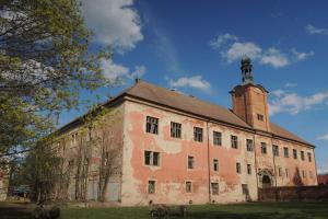 Zámek v Kounici střeží dva mouřenínové od Ferdinanda Maxmiliána Brokoffa