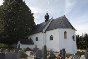 Osamělý kostel sv.Kateřiny stojí za vsí Jeníkov
