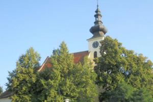 Kostel Všech svatých v Kamenném Újezdu je dominantou obce