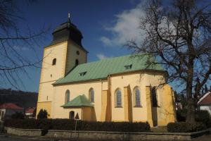Kostel sv.Jiří v Přimdě pohlíží z úpatí na zříceninu středověkého hradu