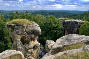 Skalní hrad Rotštejn pamatuje i Přemyslovce, jeho zřícenina vybízí k návštěvě Skalní hrad Rotštejn pamatuje i Přemyslovce, jeho zřícenina vybízí k návštěvě