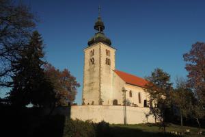Kostel Všech svatých je dominantou Olbramovic