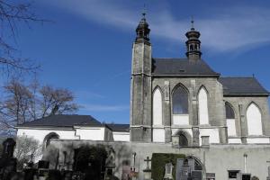 Kostel Všech svatých s kostnicí v Sedlci je unikátní historickou památkou
