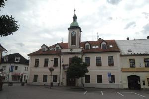 Původní budovu radnice věnoval obci hrabě Vincent z Valdštejna