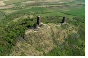 Dominantou Českého Středohoří je zřícenina hradu Házmburk