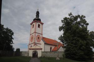Kostel sv. Václava v Dráchově je dominantou obce