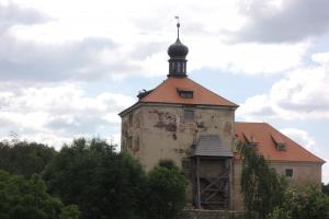 Na skalnatém ostrohu nad potokem Vrchlice se vypíná tvrz Malešov u Kutné Hory
