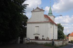 Kostel Všech svatých v Líšnici je dominantou obce