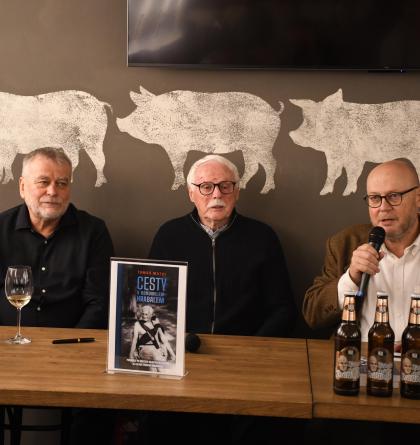 Cesty s Bohumilem Hrabalem  na 278 stranách a 11 mapách