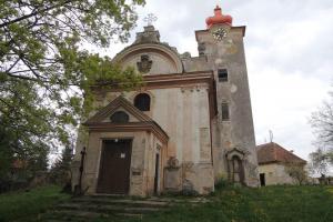 Kostel sv. Václava ve Svojšicích u Kouřimi je dominantou obce