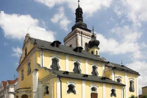 Kostel Všech svatých ve Stříbře je výraznou dominantou města