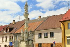 Mariánský morový sloup v Horní Stropnici je významným urbanistickým prvkem Mariánský morový sloup v Horní Stropnici je významným urbanistickým prvkem
