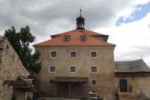 Na skalnatém ostrohu nad potokem Vrchlice se vypíná tvrz Malešov u Kutné Hory Na skalnatém ostrohu nad potokem Vrchlice se vypíná tvrz Malešov u Kutné Hory