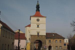 Ve Velvarech se z městských bran a branek dochovala jen Pražská brána a fortna Ve Velvarech se z městských bran a branek dochovala jen Pražská brána a fortna