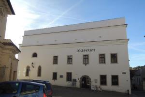 V budově jezuitského semináře v Jindřichově Hradci studoval i Bedřich Smetana