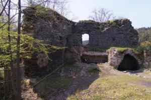 Palackého stezka láká na romantický výlet k jeskyním i vodní elektrárně Palackého stezka láká na romantický výlet k jeskyním i vodní elektrárně