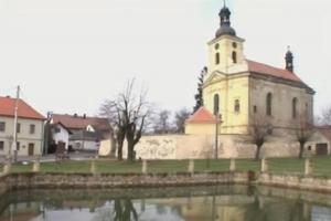 Kostel ve Veliši se vyznačuje nevšední pohledovou souhrou