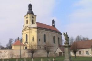 Kostel ve Veliši se vyznačuje nevšední pohledovou souhrou