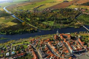Vltava končí svou pouť mezi mělnickými vinohrady Vltava končí svou pouť mezi mělnickými vinohrady