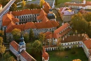 Plaský klášter tvoří dominantu krajiny severně od Plzně