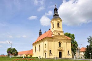 Na místě loretánské kaple v Dobříši stojí barokní kostel Nejsvětější Trojice Na místě loretánské kaple v Dobříši stojí barokní kostel Nejsvětější Trojice