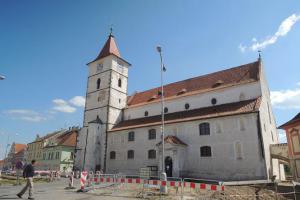 Kostel sv.Petra a Pavla v Horažďovicích je dominantou náměstí