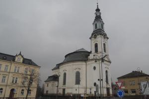 Kostel Nanebevzetí Panny Marie je dominantou města Nového Boru