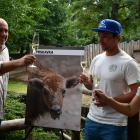 Jiří Prskavec pokřtil mládě zubra v ZOO Praha, které má jmeno začínající písmeny pr .. Prskavka