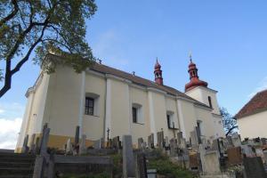 Záhadná plastika slunce ve zdi křečovického kostela