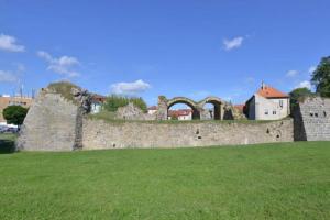 Divadlo, zvonařská dílna, cukrovar a demolice. Vodní hrad Lipý měl pestrou minulost Divadlo, zvonařská dílna, cukrovar a demolice. Vodní hrad Lipý měl pestrou minulost