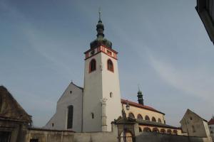 Před kostelem sv. Kosmy a Damiána ve Staré Boleslavi byl zavražděn kníže Václav