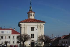 Náměstí v Benátkách nad Jizerou zdobí kaple sv.Rodiny