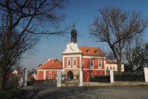 Bývalou tvrz Škvorec založil královský číšník Domaslav ze Škvorce