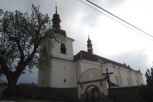 Křečovický kostel zdobí záhadná plastika slunce