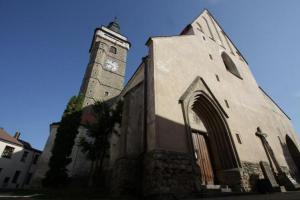Kostel Nanebevzetí Panny Marie je dominantou Slavonic