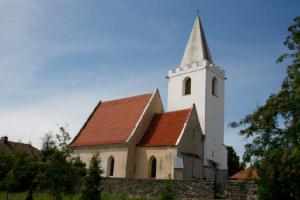 Kostel sv. Václava ve Starých Ždánicích náleží do skupiny kostelů se zděnou helmicí věže
