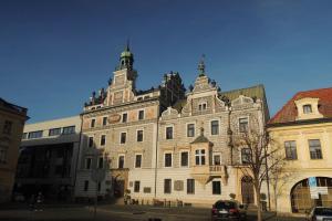 Radnici v Kolíně zdobí malby Adolfa Liebschera