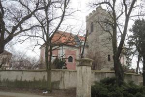 Kostel sv.Havla v Čečelicích má mohutnou románskou věž