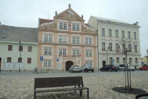 Průčelí radnice v Plané zdobí původní barokní sochy Průčelí radnice v Plané zdobí původní barokní sochy