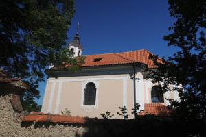 Kostel sv. Šimona a Judy ve Skřípli byl postaven Janem Adolfem z Kounic Kostel sv. Šimona a Judy ve Skřípli byl postaven Janem Adolfem z Kounic