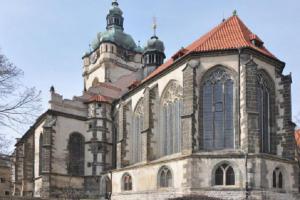 Kostel sv. Petra a Pavla v Mělníku stojí jako dominanta nad soutokem Labe a Vltavy