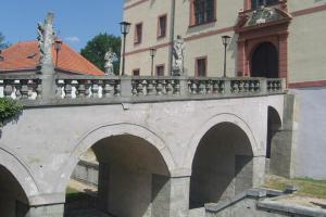 Zámecký most ve Lnářích zdobí sochy z Platzerovy dílny