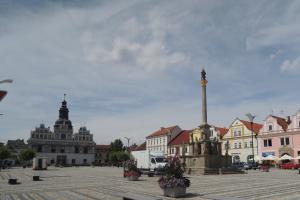 Mariánský sloup je ozdobou náměstí ve Stříbře