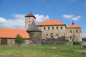 Pozoruhodná pozdně gotická fortifikace - to je vodní hrad Švihov