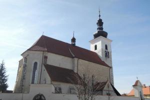 Kostel sv.Vavřince stojí u rodového sídla Vítkovců