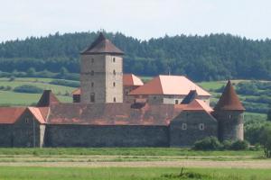 Pozoruhodná pozdně gotická fortifikace - to je vodní hrad Švihov