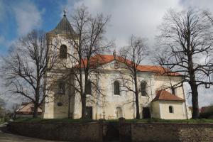 Kostel Nanebevzetí Panny Marie v Netvořicích je dominantou obce