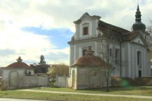 Kostel sv. Vojtěcha ve Vejprnicích stojí na místě středověké tvrze Kostel sv. Vojtěcha ve Vejprnicích stojí na místě středověké tvrze